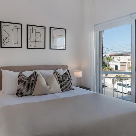 Phaedrus Living Breeze Residences Finesse * لارنكا